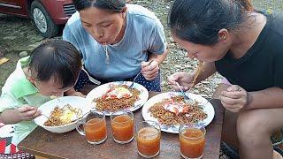 Its Lunch time //waiwai soup and fried waiwai and egg pouch