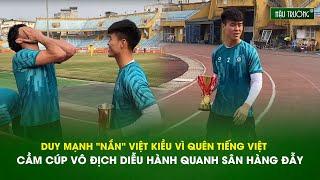 Duy Mạnh "nắn" Việt kiều vì quên tiếng Việt, cầm cúp vô địch diễu hành quanh sân Hàng Đẫy