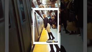 Her reaction #happy2find #candidphoto #wholesome #subwayart #streetphoto #happiness