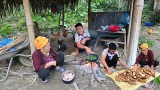 The orphan boy and his grandmother went digging cassava to sell together, living happily together.