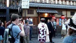 Gueixa de verdade indo trabalhar no Japão - Geisha and maiko going to work