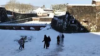 法国人很爱雪，到处都有孩子在雪地里玩。