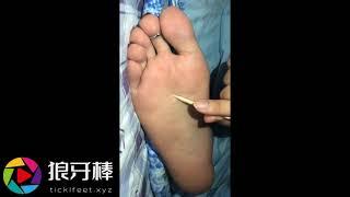 趁表姐熟睡偷偷玩脚挠痒写字 tickle.today