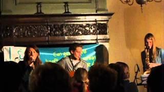 'What if God Was One of Us' cover Odette (zang), Jaap (gitaar), Cynthia (saxofoon)