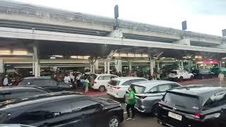 MELIHAT DARI LUAR SUASANA TERMINAL III ULTIMATE BANDARA SOEKARONO HATTA JAKARTA