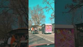 Berlin klingt, wenn acht Freunde radelnd am Tisch sitzen – das Konferenzbike rollt durch die Straßen