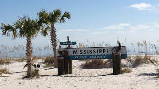 Nice little beach in Mississippi. La playa esta tranquila.