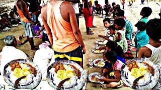 गांव के गरीब के शादी में खाना, जरूर देखें/ Indian village marriage food (bhoj)