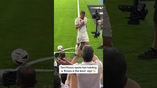 Toni Kroos spots fan holding a 'Kroos is the best' sign ️