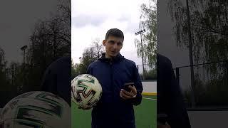 Как раскрутить футбольный мяч на пальце