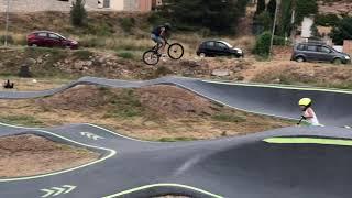 Saltos con bici en Pumptrack L'Escala