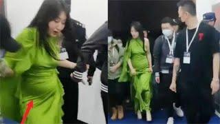 52岁杨钰莹现身商演，肚子又大又圆疑怀孕，走路需搀扶险些摔倒【娱八最最前线】