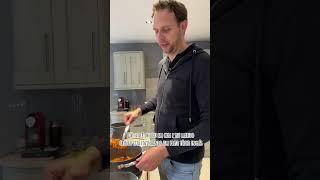 POV: Você chegou em casa e seu marido gringo está cozinhando um prato inglês