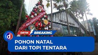 Makna Pohon Natal yang Dibuat dari 150 Topi Bekas Tentara