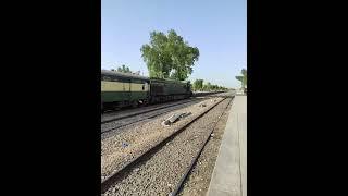 Shalimar Express Approaching Rahim Yar Khan From Karachi To Lahore #Shorts #YoutubeRecord