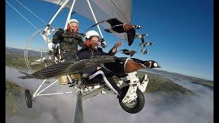 Vol en ULM avec les oies. Fly with birds, geese, and Christian Moullec  on board a microlight.