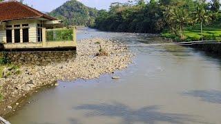 TakjubRumah Pinggir Sungai Ciwulan Yang Indah Dengan Jembatan Gantung Megah | Pedesaan Jawa Barat