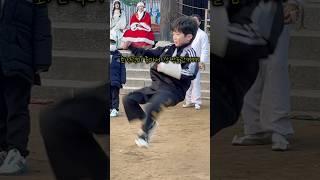 공연 중 팔 깁스한 초딩이 난입했는데, 발차기 실력이...ㄷㄷ #한국민속촌 #루돌프 #shorts