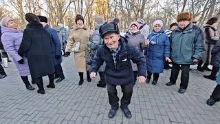 23.02.25г..."Женщина, подаренная Богом"... звучит на танцполе в Гомельском парке...