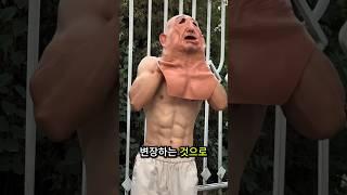 보디빌더가 노인처럼 옷을 입어 모두를 놀라게 하다