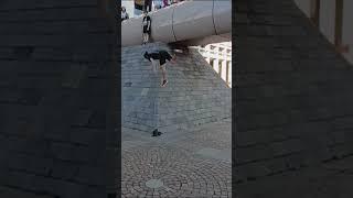 ATTERRAGGIO DURO MA IL RUNNER STA BENE! #frontflip #shorts #parkour