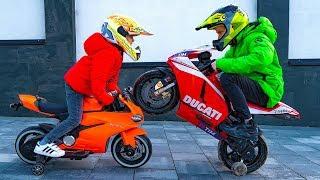 Как разрешить СПОР???Dania and Tisha ride on children's motorcycle and stuck in the ground .