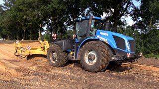 New Holland T9 670 met een Reynolds 17E10.5 scraperbak (13m3) aan het egaliseren | Komatsu 65PX