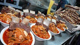 Amazing! Big rib Jjambbong(Chinese-style noodles with vegetables and seafood) / Korean street food