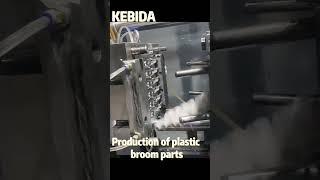 Production of plastic broom parts！