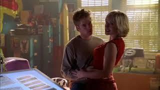 Chloe enfeitiçada tenta seduzir clark - Smallville