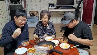 시골먹방/엄마 선물받은 후라이팬으로 음식해주시네여 #두부찌개#도마