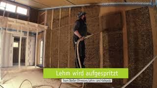 Strohballenhaus am Kaiserbach - Das Haus wird verputzt: Schutz mit Lehm und Kalk