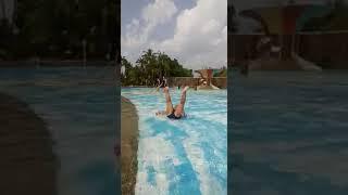 Keiichi main air di pantai buatan Siam Park City Thailand