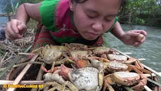 Survival skilles-Catching crap at the mud pond and cooking crab recipe -Eating delicious