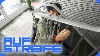Frau hat sich auf der Wache angekettet! Weswegen streikt sie? | Auf Streife | SAT.1