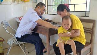 Linh was very worried when her daughter had a fever and was taken to the hospital for treatment.