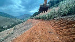 CORTANDO ESTRADA COM ESCAVADEIRA HIDRÁULICA em médio a lavoura de café