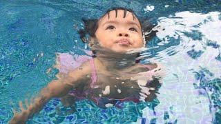 Selena played well with sister Ngoc. Baby swimming 12-10-2023.