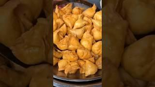 SAMOSA Khane chalein ?  ️ @food.finista #food #junkfood #shortsvideo #shorts #foodiesofinstagram