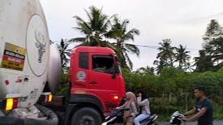 SOPIR TRUCK TRONTON KENA MUSIBAH DI JALAN LINTAS SUMATERA,ARIS AYUSMAN BANTU SAMPAI MALAM HARI