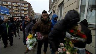 Hætteklædte mænd fjerner blomster for Omar - DR Nyheder