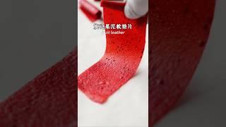 旗袍果泥軟糖片莓果 (冷凍的要先解凍) 100g糖 5~10g 檸檬汁 5g。作法1️⃣材料放進調理機打成果泥，過濾後均勻鋪平在烤焙墊上薄薄的一層0.2公分厚2️⃣用90度C烤20-40分