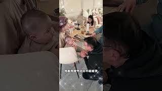 祖孙的血缘还是奇妙啊，一下就熟悉了混血宝宝 中俄婚姻 跨国家庭 隔代亲
