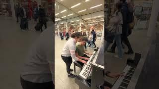 Crazy Piano Duet Una Mattina / Braveheart in Train Station