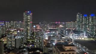 [아파트 야경 1], 인천 청라 롯데캐슬 서해방향 영종대교 바다뷰, the night view of an apartment building