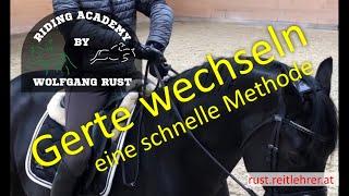 F1 So kannst du die Gerte wechseln ohne dein Pferd dabei zu stören. Pferdefreundliches reiten lernen