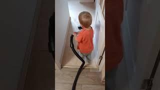 Дитина 2 роки вчиться пилососити #shorts #baby