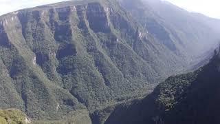 Essa não ! só drone louco faz isso, desafio e aventuras...