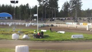 Bilspeedway Brovallen 1/10 -11 Stefan Berglund visar vart skåpet ska stå