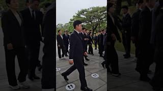 겨울 내 국민과 함께 이룩한 새 김병기 원내대표와 대표인단 #shorts #이재명 #김병기 #당선 #선거 #대통령 #원내대표 #국회 #당선 #후보 #현충원 #참배 #헌화 #겨울
